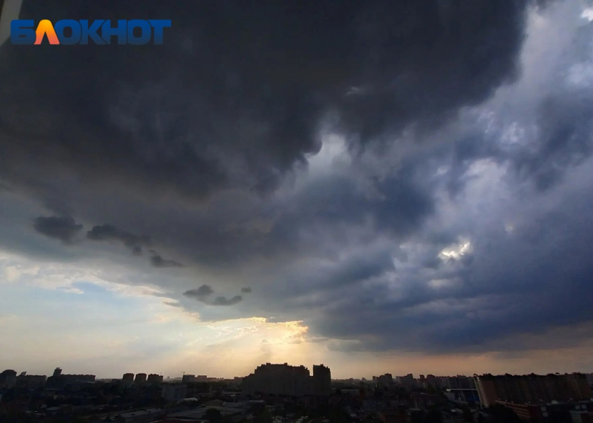 Штормовой ветер и ливни с градом надвигаются на Кубань