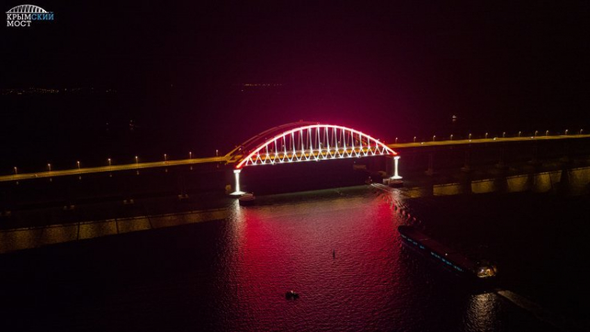  Крымский мост зажегся огнями российского флага 
