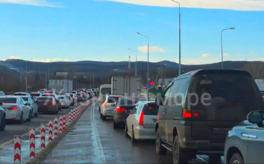 «Все поехали на море»: на трассах А-290 и М-4 «Дон» в Краснодарском крае растянулись вереницы авто