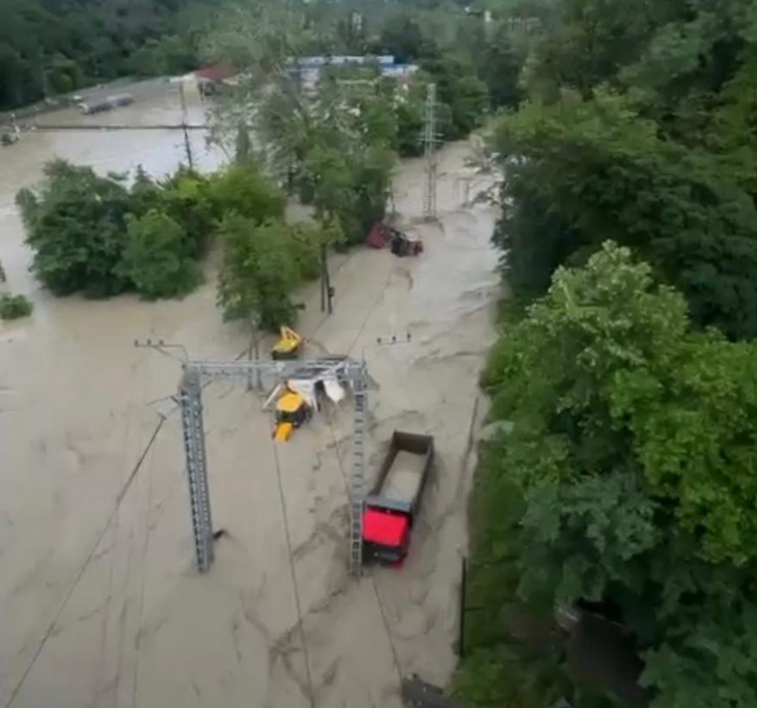 Вода поднялась до 360 см: в Сочи река Мацеста вышла из берегов после сильных дождей 