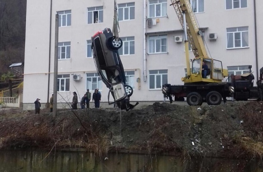 На юге Кубани в реку упала иномарка