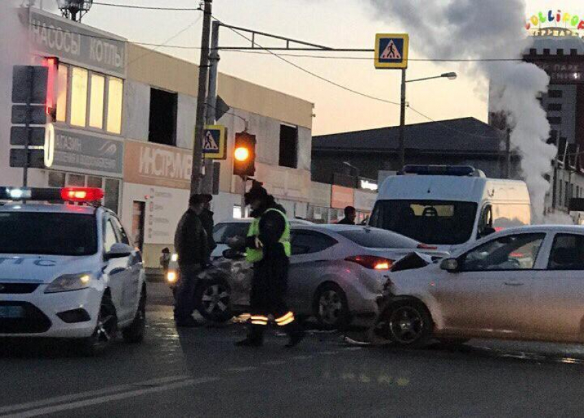 "Без люков поубивались бы уже": краснодарцы обсуждают аварию на Уральской