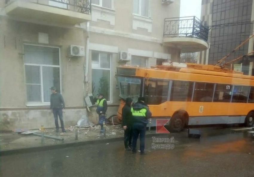 Троллейбус в Краснодаре протаранил здание, есть пострадавшие 