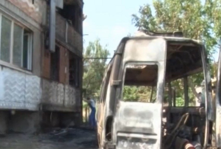 В Крымском районе пожар в микроавтобусе перекинулся на жилой дом