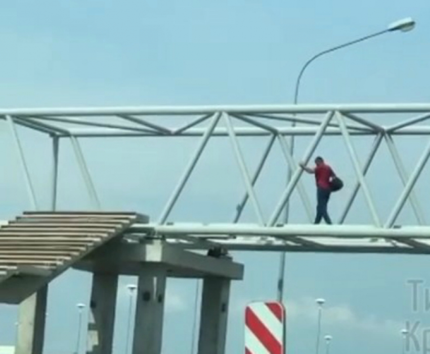 Мужчина пролез над трассой по недостроенному переходу в Краснодаре