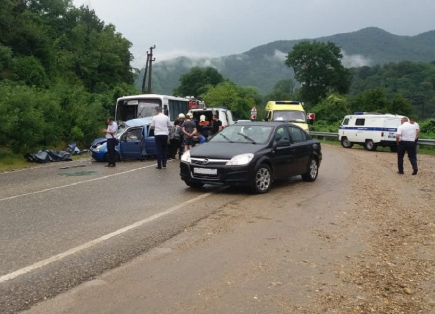 В Туапсинском районе в столкновении с автобусом погибли женщина и ребенок