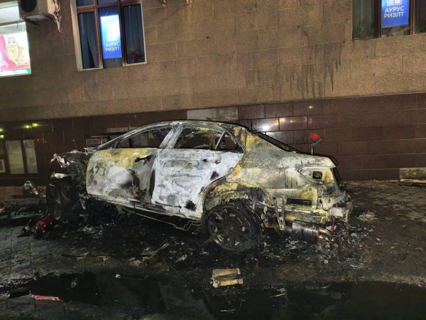 Жёсткое ДТП с загоревшейся иномаркой в Краснодаре попало на видео