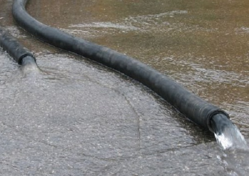 В Темрюкском районе откачивают воду из частных дворов