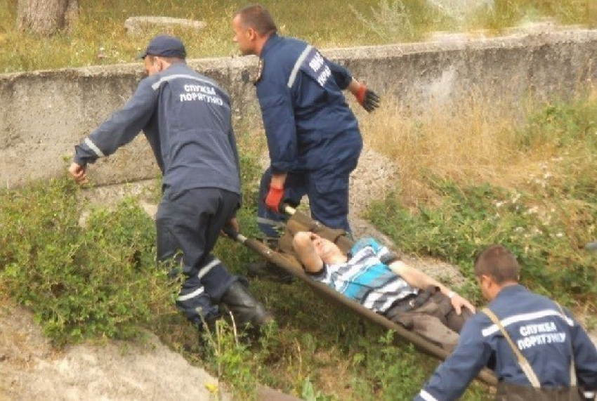 Спасатели в Сочи эвакуировали из реки тонущего пенсионера