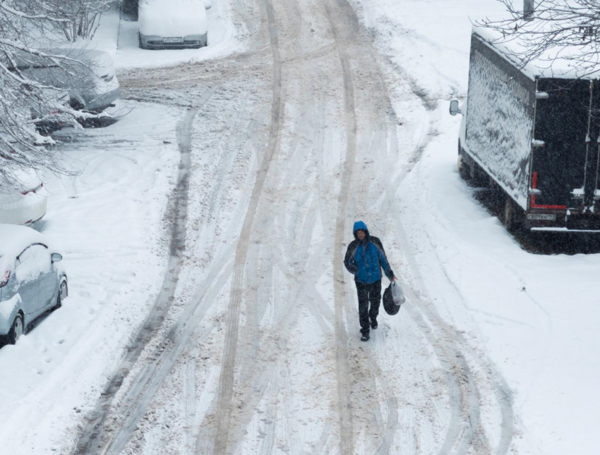 Краснодарцы зарабатывают на очистке дворов и домов от снега