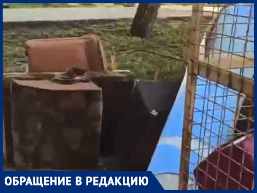 В Краснодаре грузовик вывалил строительный мусор и мебель под окнами ЖК