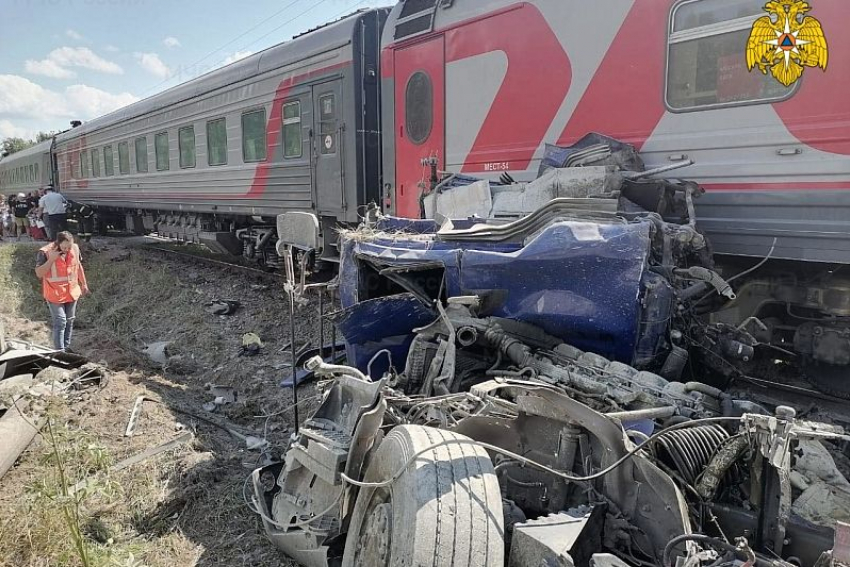 Поезд Адлер - Москва раздавил цементовоз