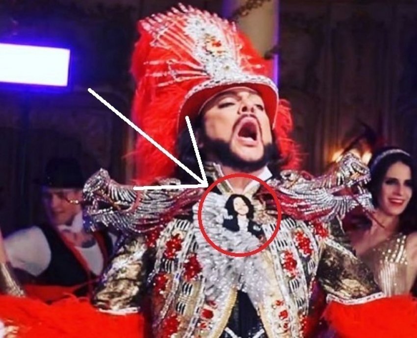 "Очумелые ручки": Филипп Киркоров украсил новогодний костюм брошью краснодарской мастерицы