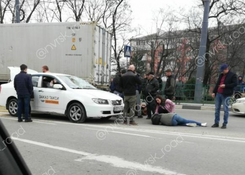  Таксист в Новороссийске на встречке сбил двоих пешеходов 