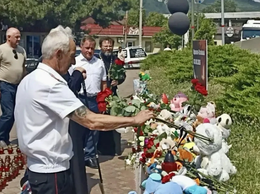 Память жертв атаки БПЛА почтили у стихийного мемориала в Архипо-Осиповке