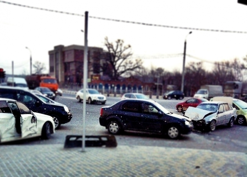 Две иномарки разбились на трассе под Новороссийском