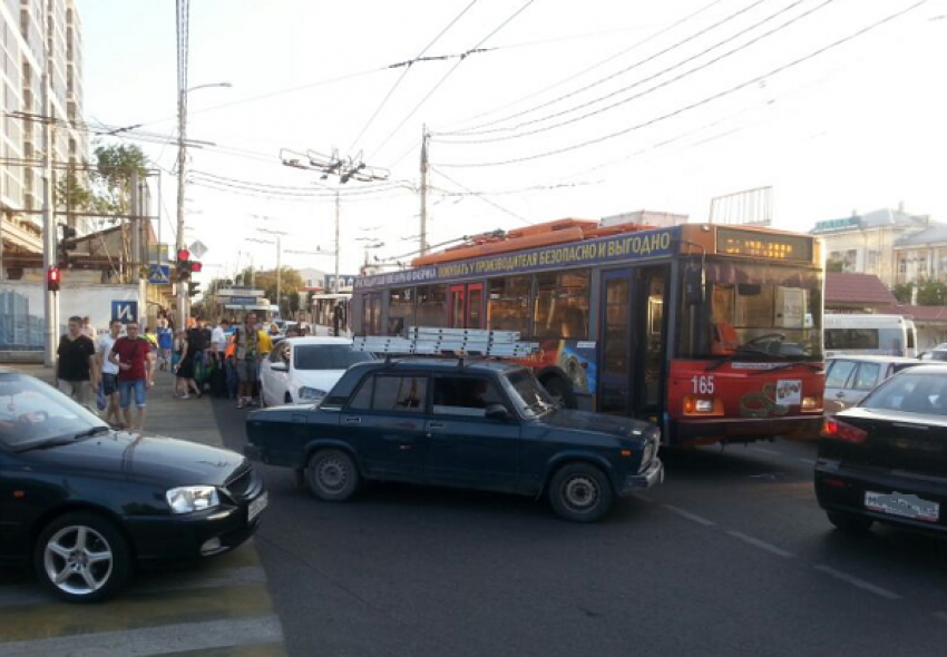 Двойное ДТП с участием троллейбуса парализовало  движение в центре Краснодара