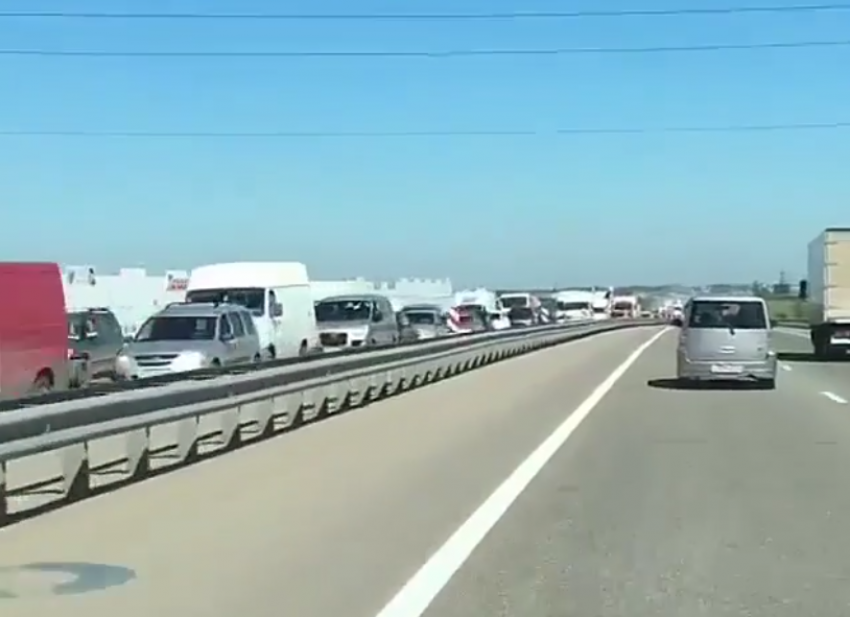  На Восточном обходе на въезде в Краснодар встала огромная пробка 