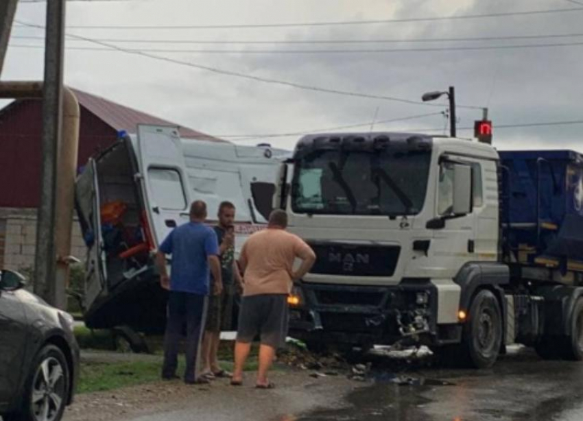 В Краснодарском крае «Скорая помощь» влетела в большегруз