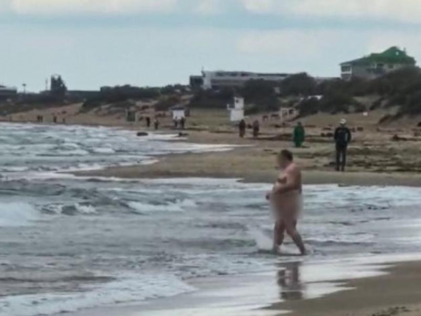 Голый мужчина освежился в Черном море на глазах у отдыхающих