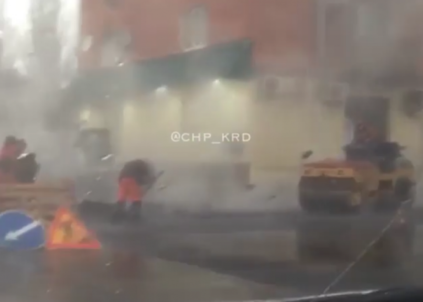  Мэр Краснодара не указ: Дорожники продолжают укладывать асфальт в дождь 