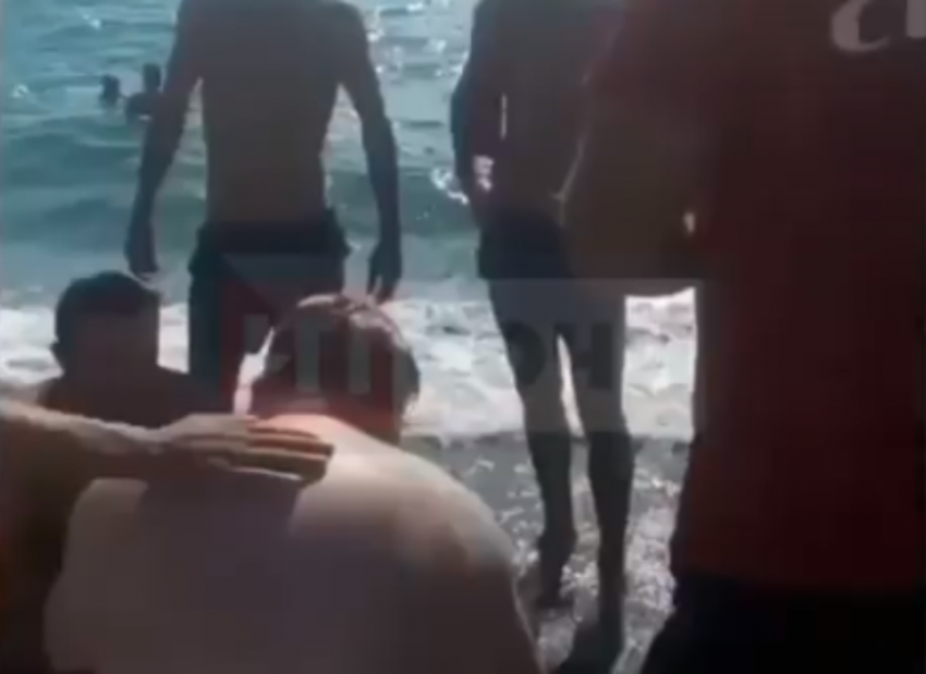 В Сочи спасатели вытащили из моря тонувшего москвича