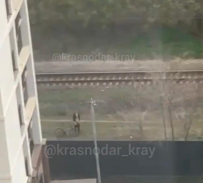 Краснодарцы сняли на видео онаниста у детской площадки