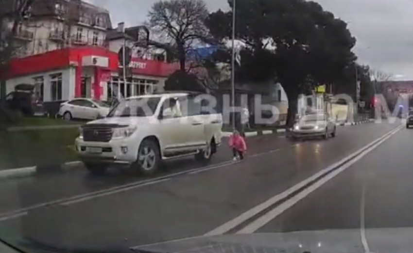 В Геленджике ребёнок выпал из машины на проезжую часть