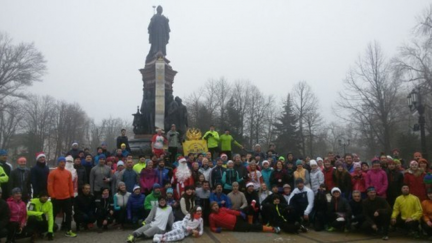  200 человек и собака пробежали 17-километровый новогодний забег по улицам Краснодара 
