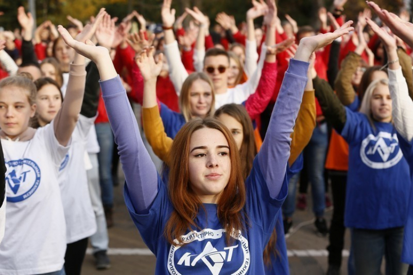 Три тысячи человек станцевали перед зданием Заксобрания в Краснодаре