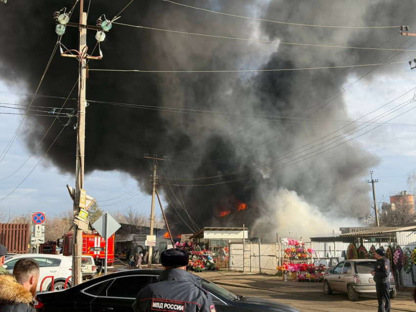Крупный пожар уничтожил металлический ангар в Краснодаре