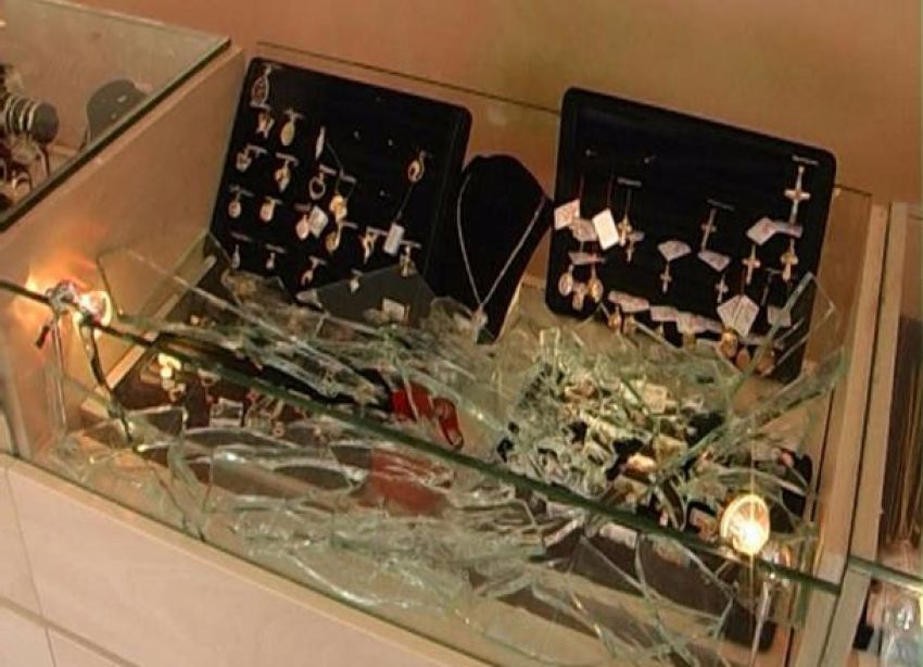 Трое мужчин в париках ограбили ювелирный магазин в Армавире