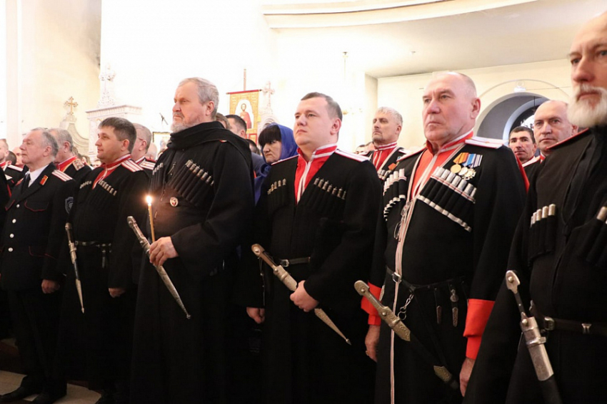 В Краснодаре казаки приняли участие в молебне за Президента и армию России