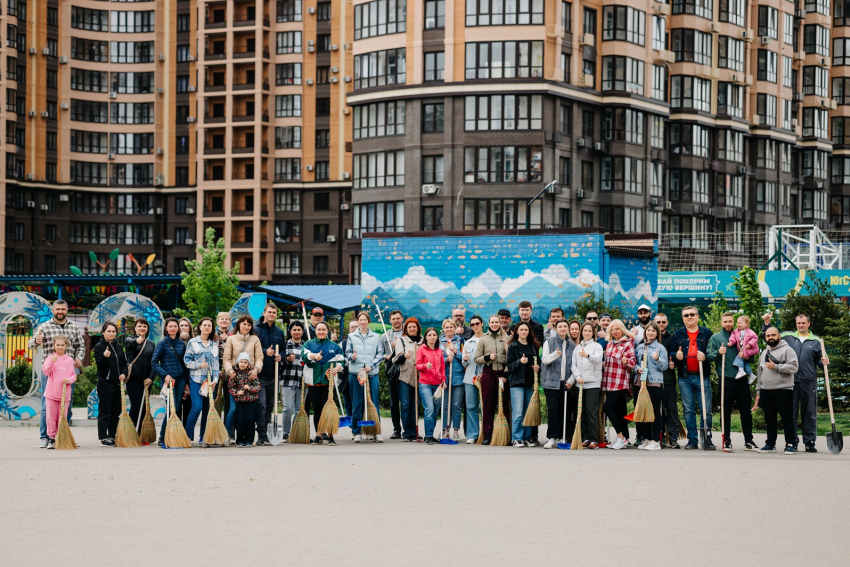 В Краснодаре жильцы микрорайонов и сотрудники “ЮгСтройИнвест” вышли на общегородской субботник