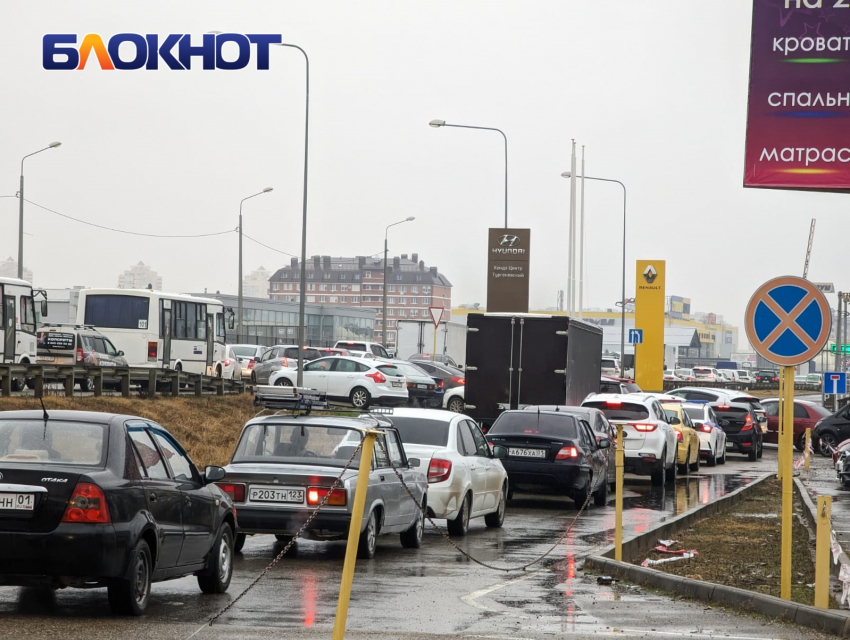 На въезде в Краснодар образовалась многокилометровая пробка