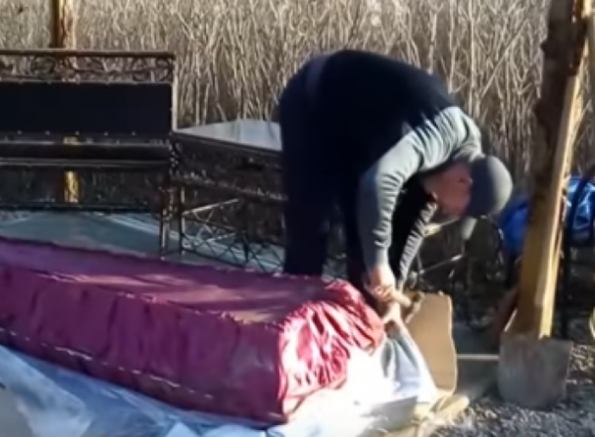На Кубани безутешный отец вскрыл гроб с сыном, чтобы доказать: «его убили"