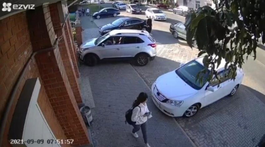 Автоледи сбила пенсионерку с мальчиком на тротуаре в Тихорецке - видео 