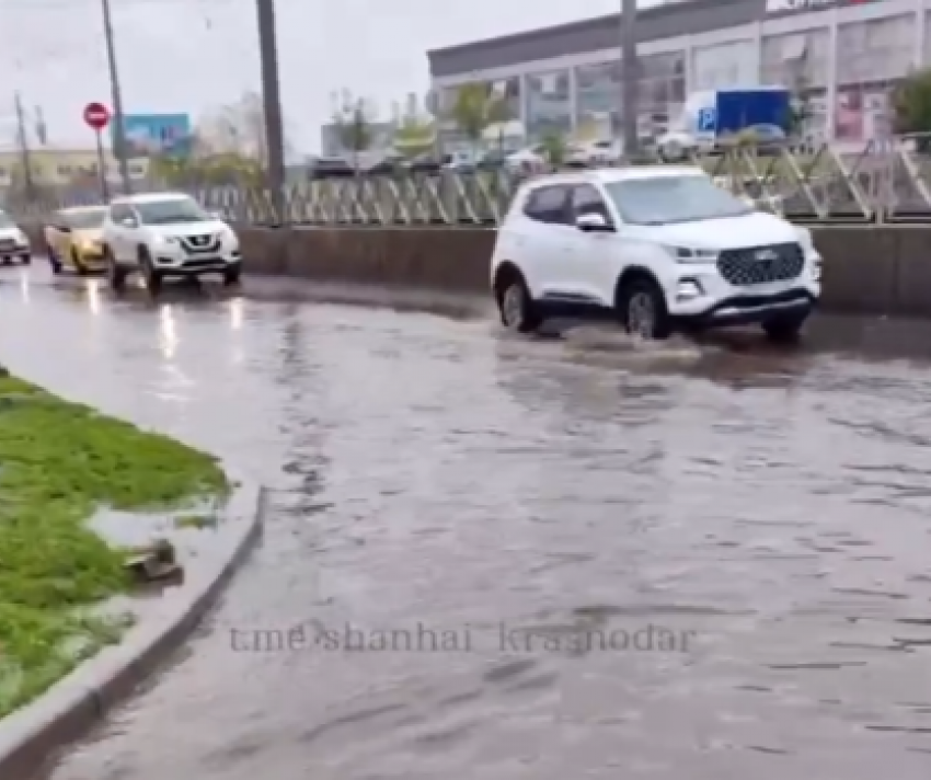 Улицы Краснодара затопило после дождя: видео и фото