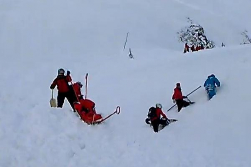 В Сочи спасли сноубордиста, угодившего под лавину