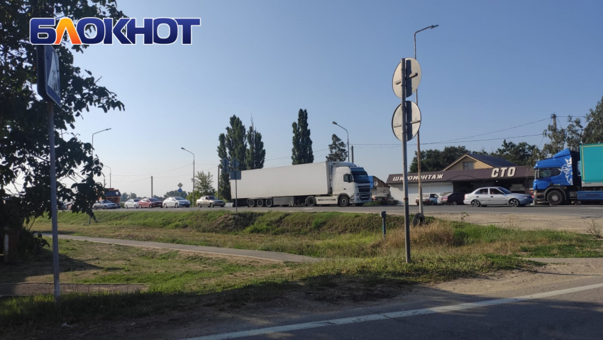 В Краснодарском крае второй день стоят многокилометровые пробки к морю