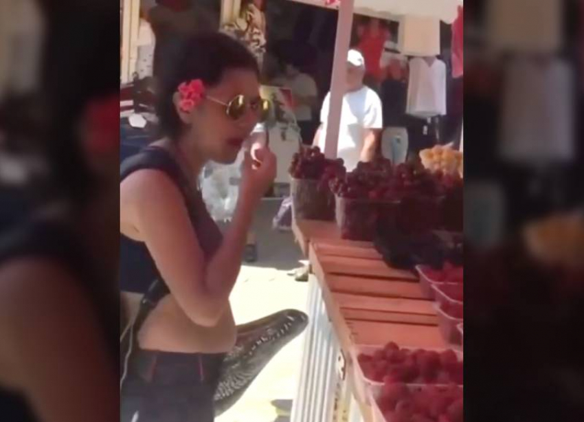 На рынке Анапы беспардонная туристка сочла продаваемую ягоду бесплатной