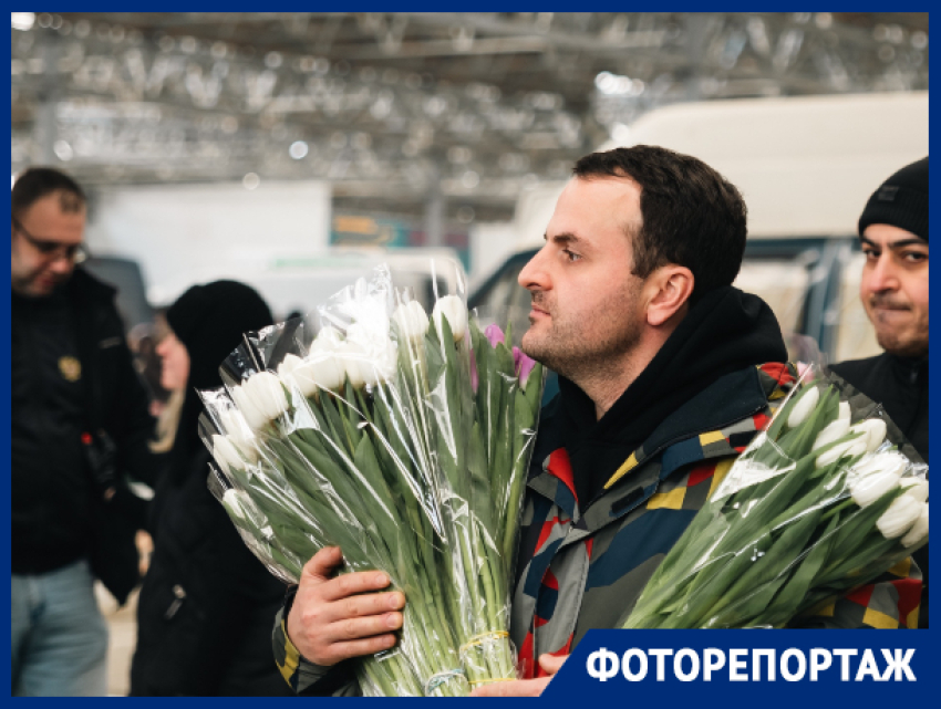 Толкотня и пробки: бойкая торговля развернулась на цветочном рынке в Краснодаре 