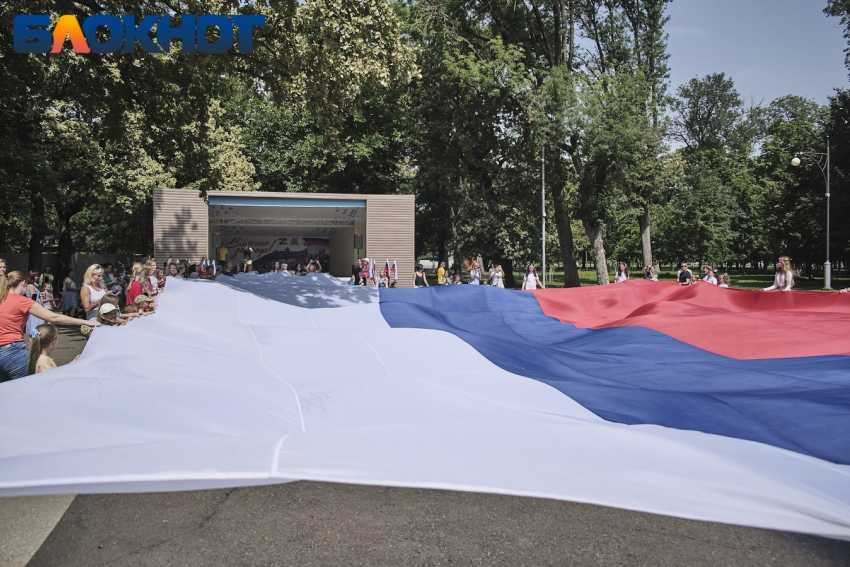 Главное в Краснодаре сегодня: триколор в парке Победы, нелетающие самолеты, оштрафованный полицейский и фальшивые деньги