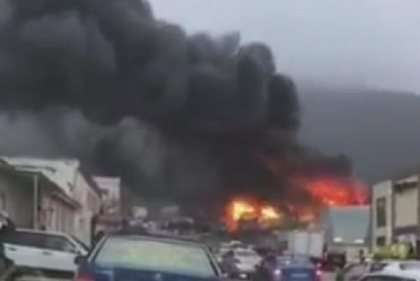 В Геленджике сгорел склад вторсырья: клубы дыма окутали город