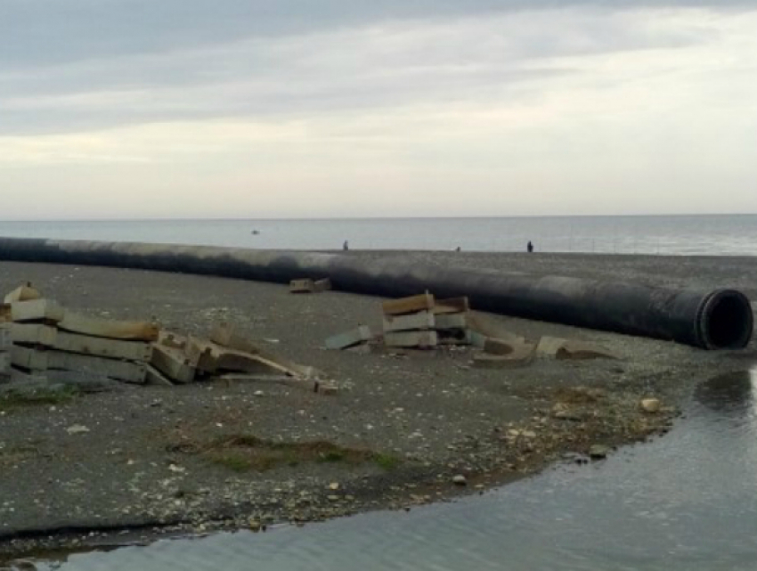 Несмотря на выделенные миллионы огромная труба в Сочи так и осталась лежать на пляже