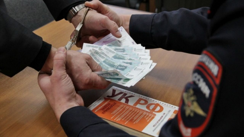 На Кубани начальник отдела закупок  подозревается в получении взятки в 2 млн рублей, - источник