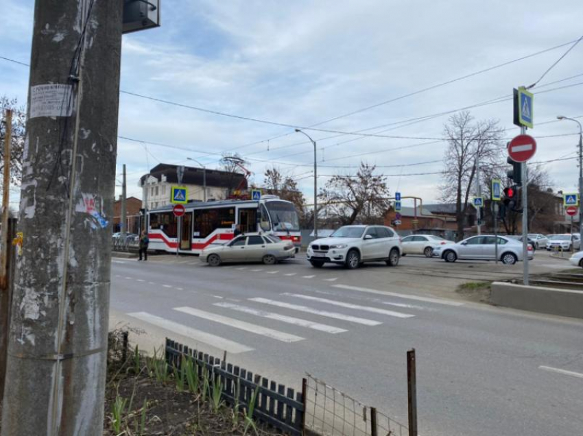 В Краснодаре произошла авария с участием трамвая и легкового авто