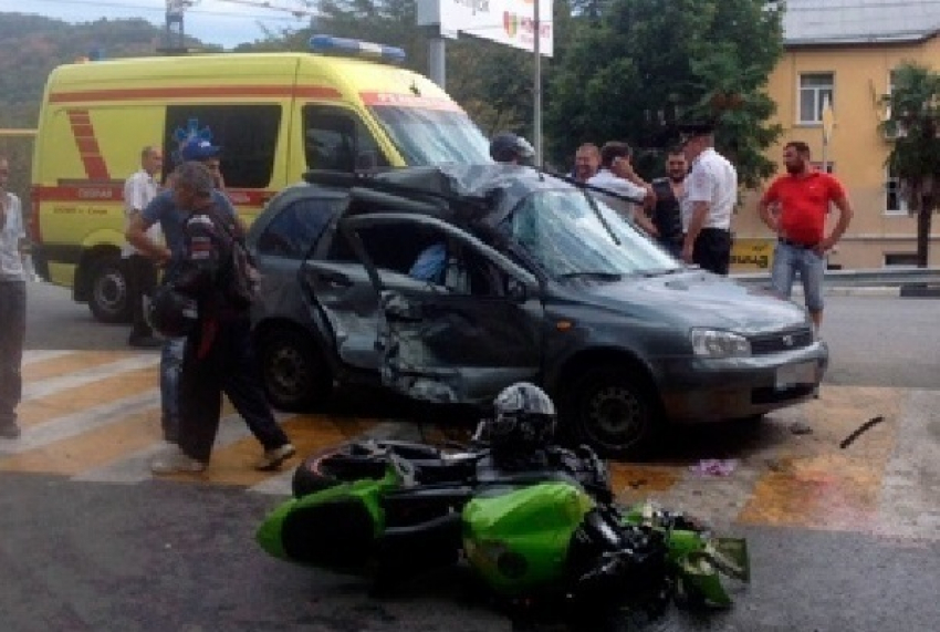  В Сочи «Лада Калина» сбила мотоциклиста, «летевшего» на день рождения к сыну