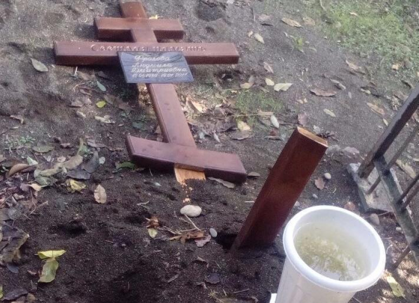 В Сочи вандалы разгромили кладбище в Олимпийском парке