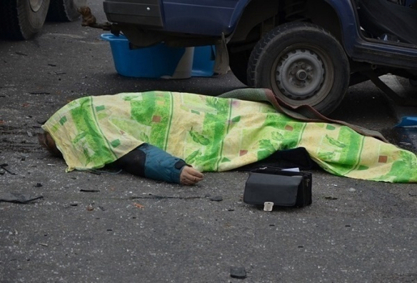 В Новороссийске в ДТП легковушка протаранила мусорку и забор, погиб человек